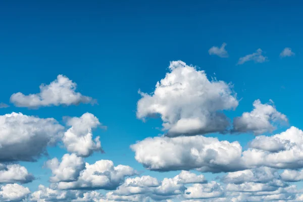 青空の白くふわふわした雲。雲からの抽象的な背景. — ストック写真