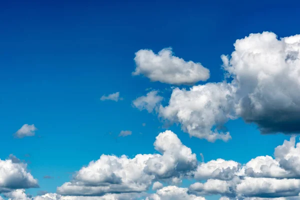 青空の白くふわふわした雲。雲からの抽象的な背景. — ストック写真