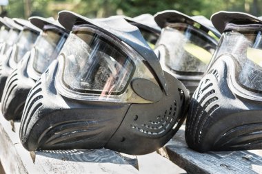 Paintball için koruyucu siyah kasklar bir oyun için hazır ahşap bir rafta yalan, yıkandıktan sonra kask dışında kurutma
