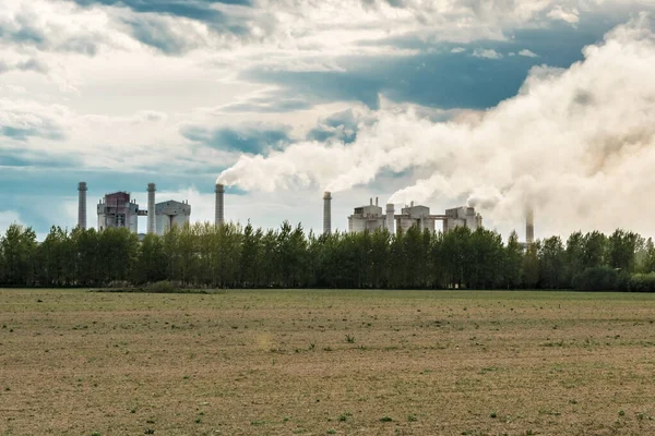 Instalação Industrial Área Rural Vomitando Grandes Nuvens Vapor Poluição Fumaça — Fotografia de Stock