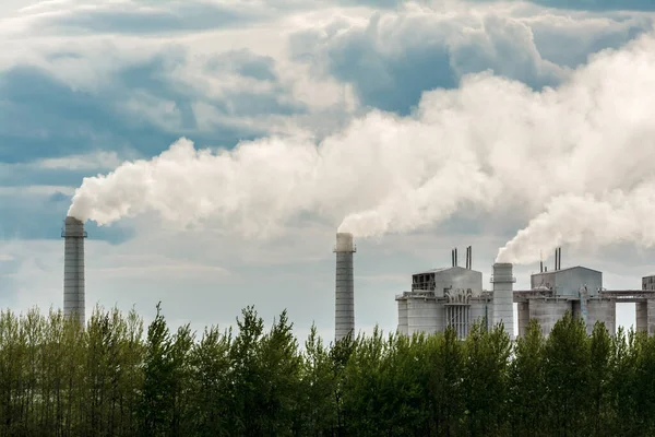 Industriële Installatie Het Platteland Die Grote Wolken Stoom Rook Uitspuwt — Stockfoto