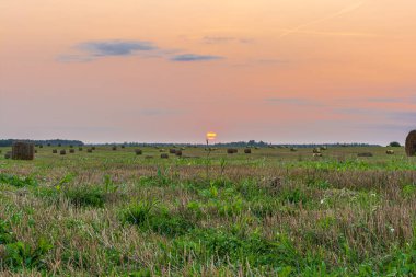 Sonbahar otlağında saman balyaları harika gün batımı ışığında. Doğa arkaplanı