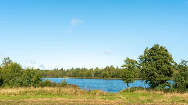 Vista Del Lago Azul Cielo Despejado Otoño Orilla Cercana Del — Foto de Stock