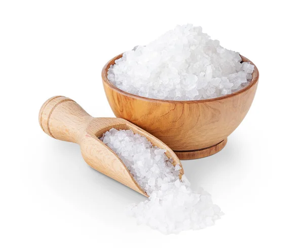 Cristaux de sel de mer dans un bol en bois isolé sur blanc — Photo