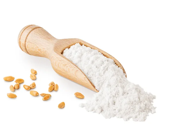Colher de farinha de trigo isolada em branco — Fotografia de Stock