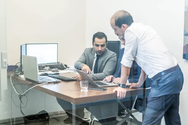 Equipe de negócios corporativa trabalhando em escritório moderno . — Fotografia de Stock