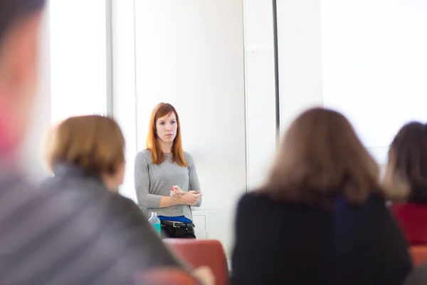 Mulher dando apresentação em sala de aula na universidade. — Fotografia de Stock