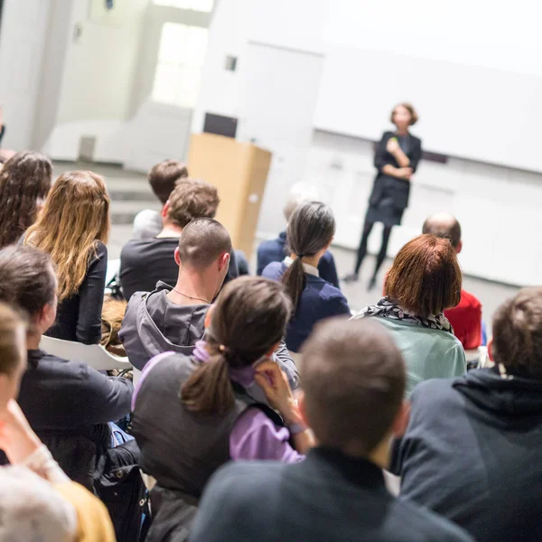 Mulher dando apresentação em sala de aula na universidade. — Fotografia de Stock