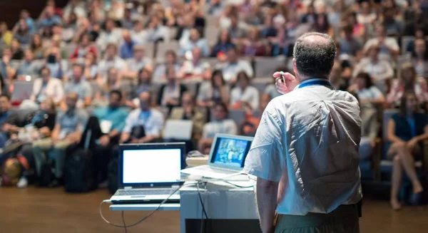 Öffentlicher Redner hält Vortrag bei Business Event. — Stockfoto