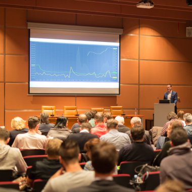 İş konuşmacısı iş konferansında konuşma yapacak..