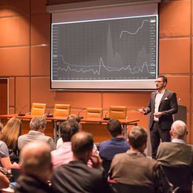 İş konuşmacısı iş konferansında konuşma yapacak..