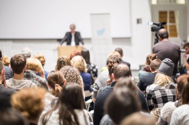 İş konuşmacısı iş konferansında konuşma yapacak..