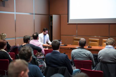 Toplum Sözcüsünü atlayarak İş Toplantısı 'nda konuşma yaptı..