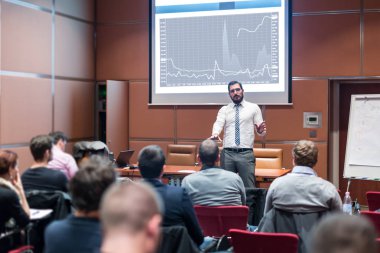 Toplum Sözcüsünü atlayarak İş Toplantısı 'nda konuşma yaptı..