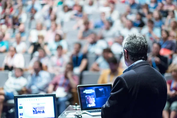 Conférencier lors d'un événement d'affaires. — Photo