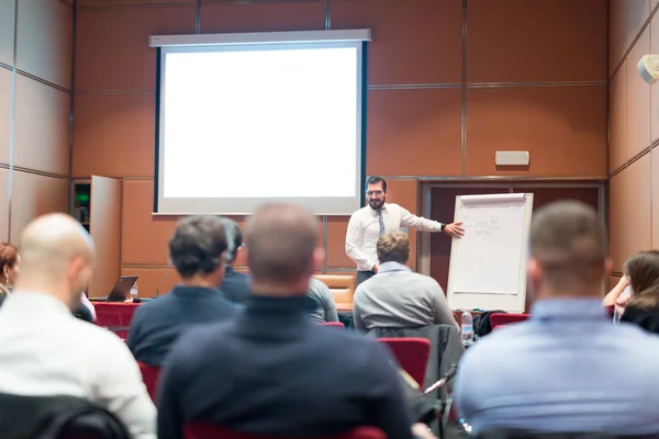 Ponente dando una charla en la reunión de negocios. — Foto de Stock