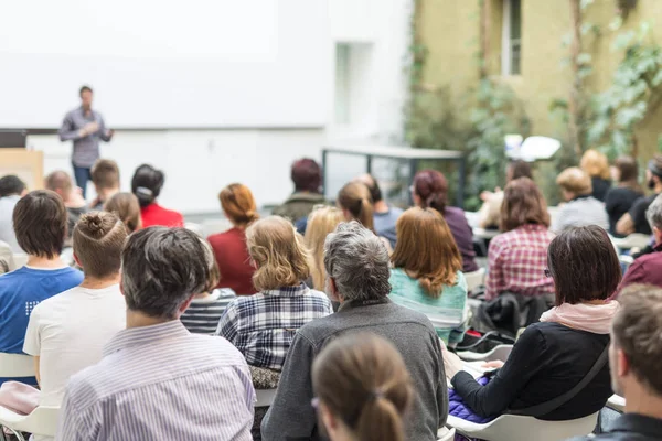 Uomo che dà presentazione in aula magna all'università. — Foto Stock