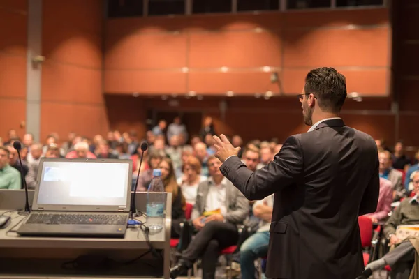 Orador público dando palestra no evento de negócios. — Fotografia de Stock