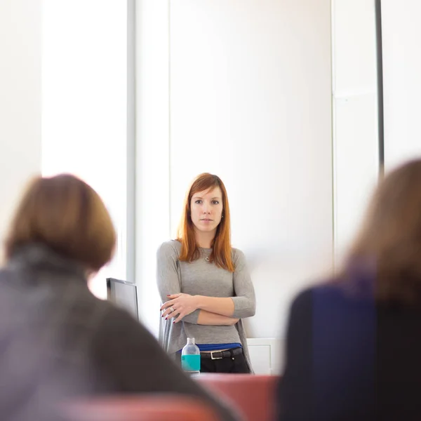 Présentation d'une femme dans une salle de conférence à l'université. — Photo