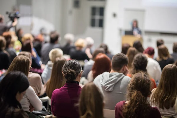 Жінка дає презентацію в лекційній залі в університеті . — стокове фото