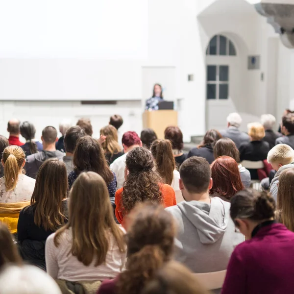 Mujer dando presentación en sala de conferencias en la universidad. —  Fotos de Stock