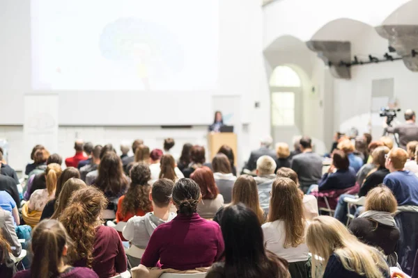 Mujer dando presentación en sala de conferencias en la universidad. — Foto de Stock