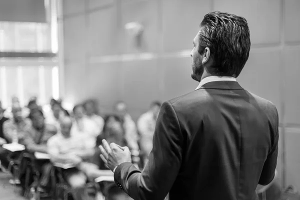 Orador dando uma palestra na reunião de negócios. — Fotografia de Stock