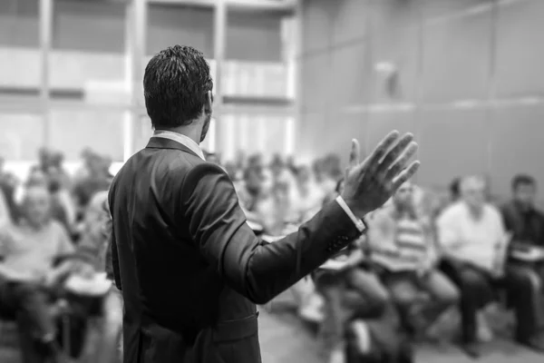 Orador dando uma palestra na reunião de negócios. — Fotografia de Stock