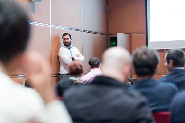 Skiled zakenman een Project presenteren aan zijn werk-Team tijdens informele bedrijf bijeenkomst. — Stockfoto