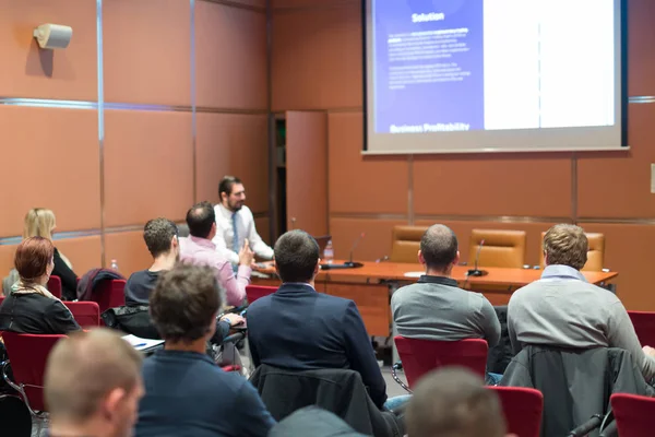 Geschickter öffentlicher Redner hält Vortrag bei Business Meeting. — Stockfoto