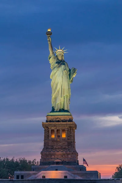 Estatua de la Libertad al atardecer, Nueva York, EE.UU. —  Fotos de Stock