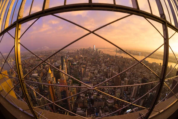 Skyline von New York City mit Manhattan-Wolkenkratzern bei dramatischem stürmischen Sonnenuntergang, USA. — Stockfoto