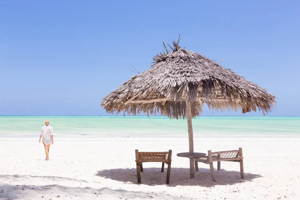 Señora caminando al mar avena blanca playa tropical de arena de Paje, Zanzíbar, Tanzania . — Foto de Stock