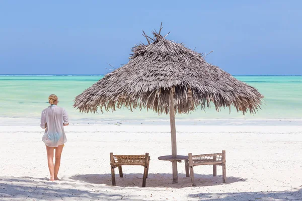 Lady lopen naar de zee haver witte zandstrand tropisch strand van prestation, Zanzibar, Tanzania. — Stockfoto