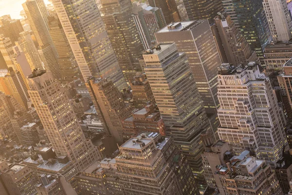 Ciudad de Nueva York skyline con rascacielos urbanos al atardecer, EE.UU.. — Foto de Stock