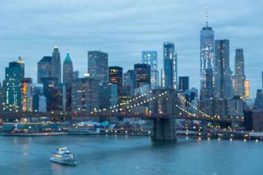 Dışarı gece, New York city, Amerika Birleşik Devletleri, Brooklyn Köprüsü ve Aşağı Manhattan Skyline odak resim.