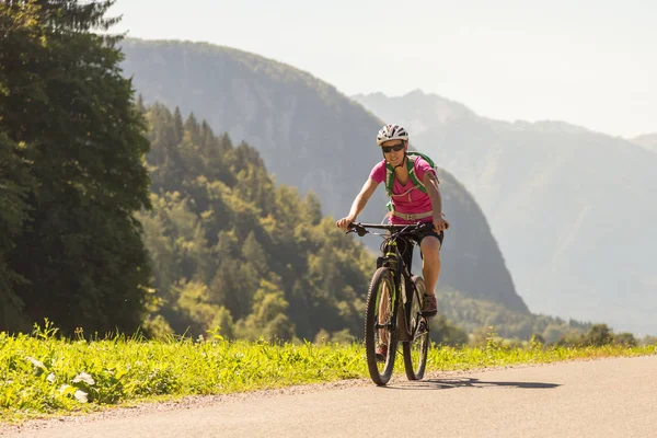 Active sporty woman riding mountain bike in nature. — Stock Photo, Image