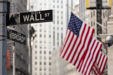 Wall street işaret New York'ta Amerikan bayrakları ve New York Stock Exchange arka plan ile.