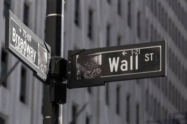 New York Ciy içinde sokak tabelası. Duvar sokak ve Broadway.