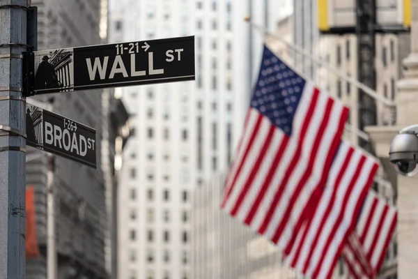 Wall street sign in New York with American flags and New York Stock Exchange background. — Stock Photo, Image