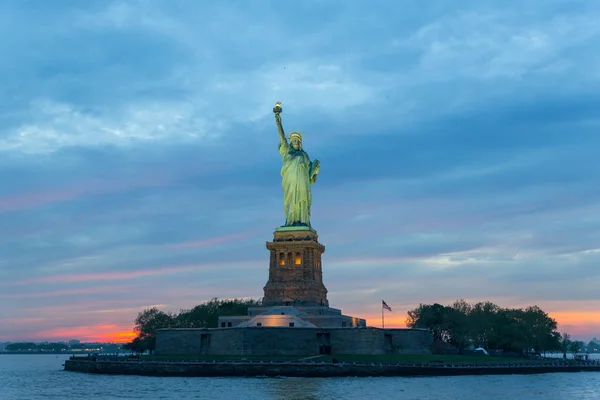 Estatua de la Libertad al atardecer, Nueva York, EE.UU. — Foto de Stock