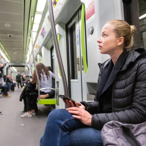 Jeune fille avec téléphone portable voyageant en métro . — Photo