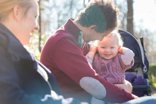 Junge Familie mit fröhlichem Kind im Park. — Stockfoto