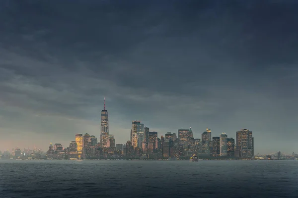 Панорамный вид на шторм над Нижним Манхэттеном с острова Эллис в сумерках, Нью-Йорк. — стоковое фото