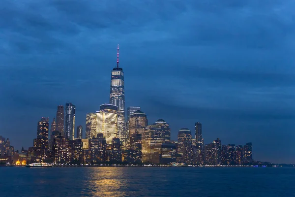 Panoramiczny widok na dolnym Manhattanie z Ellis Island o zmierzchu, New York City. — Zdjęcie stockowe