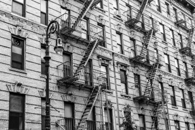 new York'ta bir apartman binası yangın çıkışı