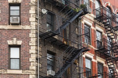 new York'ta bir apartman binası yangın çıkışı