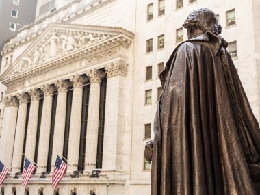 Federal Hall George Washington ve Wall Street, New York City'de bina Menkul Kıymetler Borsası heykelinin görüntülemek.