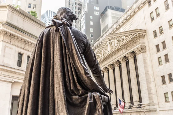 View from Federal Hall of the statue of George Washington and the Stock Exchange building in Wall Street, New York City. — Stock Photo, Image