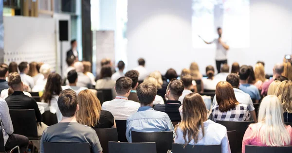 Conférencier d'affaires lors d'une conférence d'affaires. — Photo